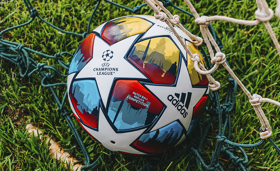 Tipos de bola de futebol: Conheça os modelos certos para cada terreno
